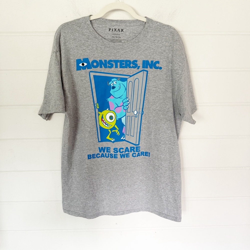 Like New Pixar Monsters, Inc. Gray Graphic Short Sleeve T-Shirt Tee Size Large